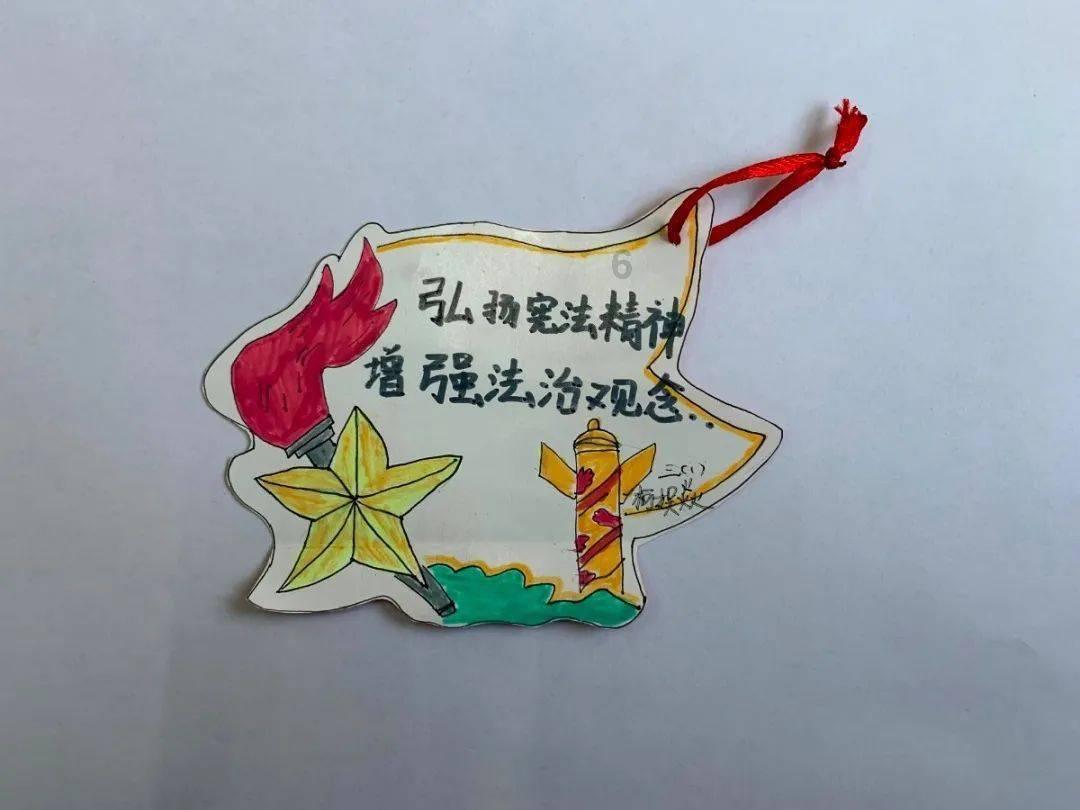 浇花的漂亮女孩