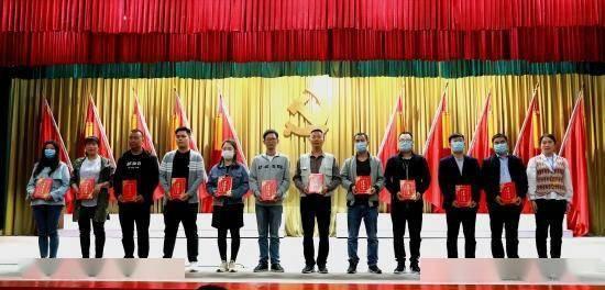 我是继续在这家公司，还是离职另谋出路？游戏画面